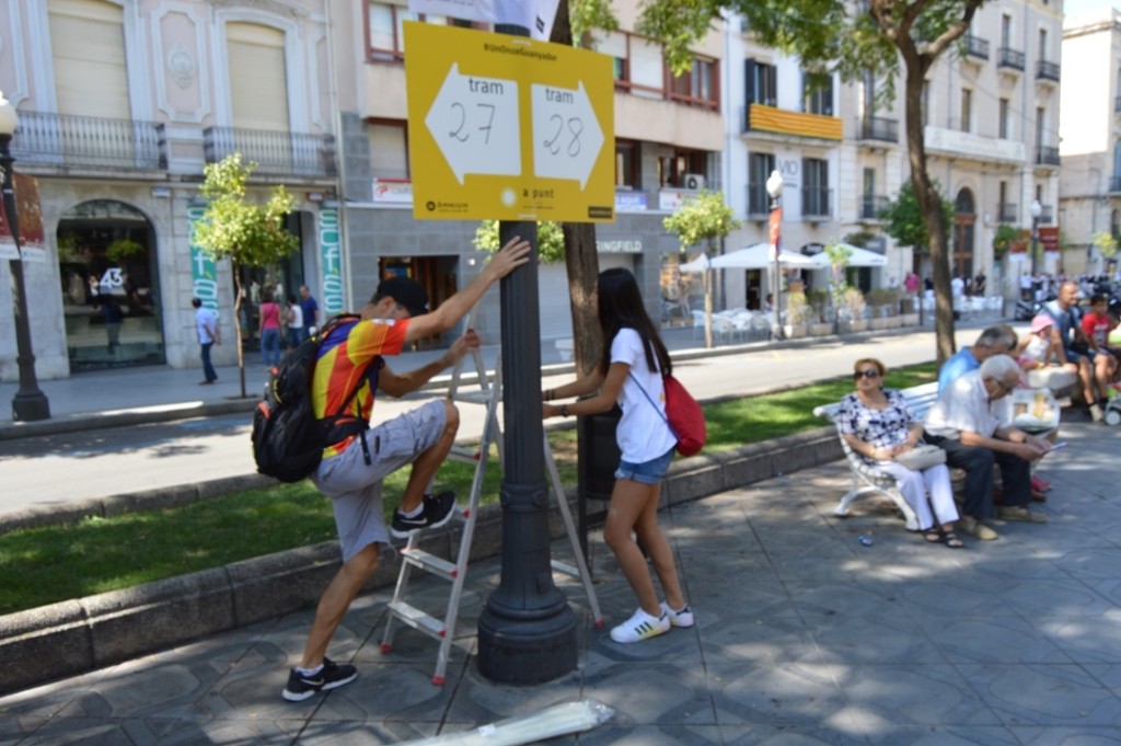 Voluntaris de l'ANC, senyalitzant els trams. Foto: Tarragona21