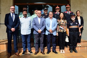 El delegat de la Generalitat, Òscar Peris, amb l'alcalde, Pere Virgili, i membres de la Junta Local de Seguretat