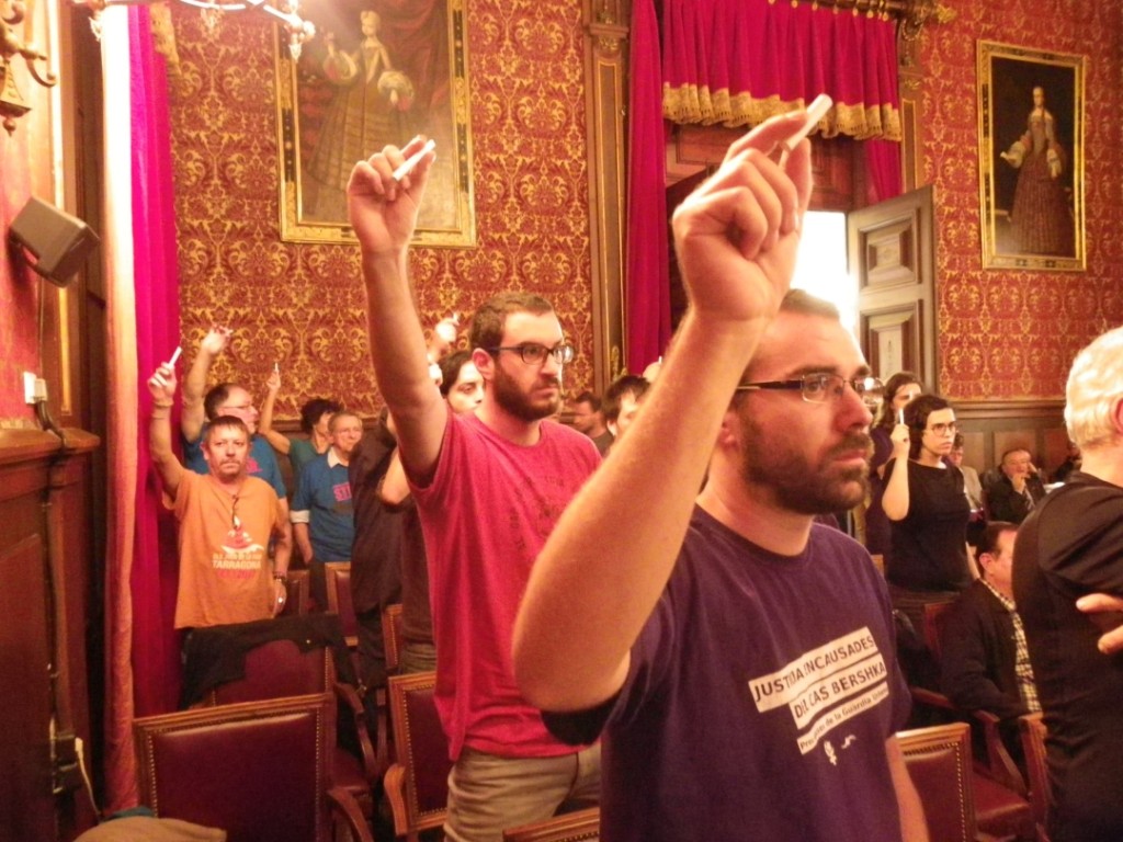 Entitats en suport a la moció perquè l'Ajuntament retiri l'acusació es manifesten al ple. Foto: Romà Rofes / Tarragona21.cat
