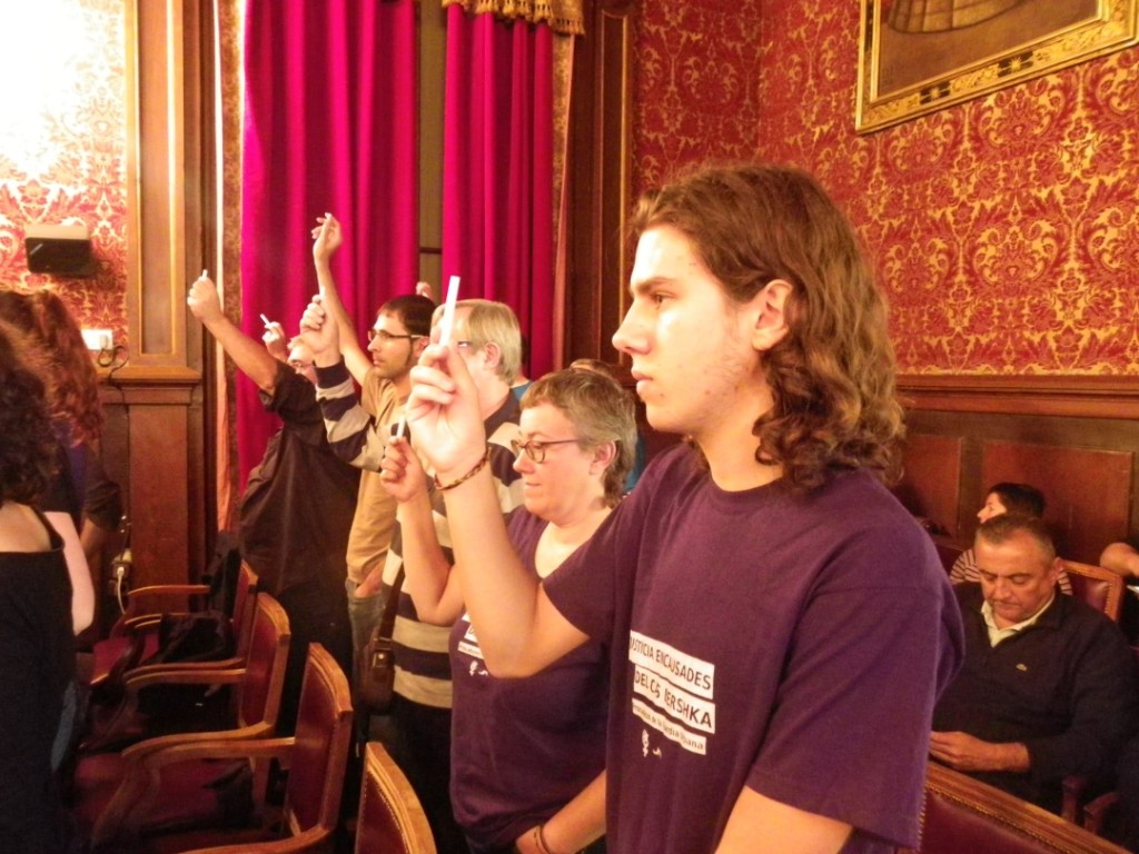 Entitats en suport a la moció perquè l'Ajuntament retiri l'acusació es manifesten al ple. Foto: Romà Rofes / Tarragona21.cat