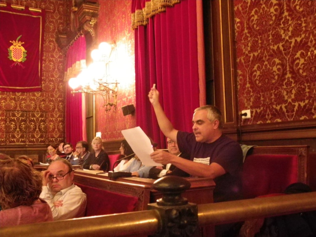 El regidor de la CUP, Joan Martí, exposa la moció a favor de retirar l'acusació particular. Foto: Romà Rofes / Tarragona21.cat
