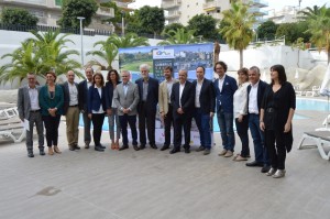 Les associacions empresarials, junt als representants de la Diputació i els ajuntaments de Salou, Cambrils i Vila-seca. Foto: Tarragona21