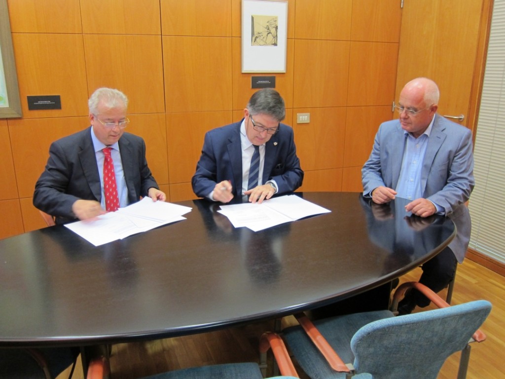 Signatura del conveni entre PlasticsEurope i la URV. Foto: Cedida