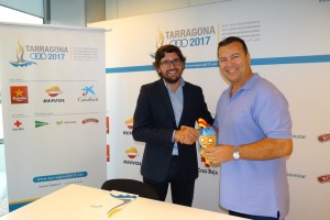  El director de vendes de Granja Gaià, Josep Maria Ramon, amb el coordinador general dels Jocs, Javier Vilamayor