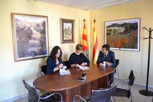Lidia Bargas, alcaldessa de Prades, signant el conveni