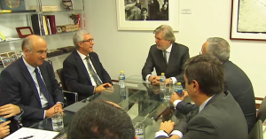 Un moment de la reunió entre el ministre d'Esports, Méndez de Vigo, i l'alcalde de Tarragona, Josep Fèlix Ballesteros. Foto: TV3