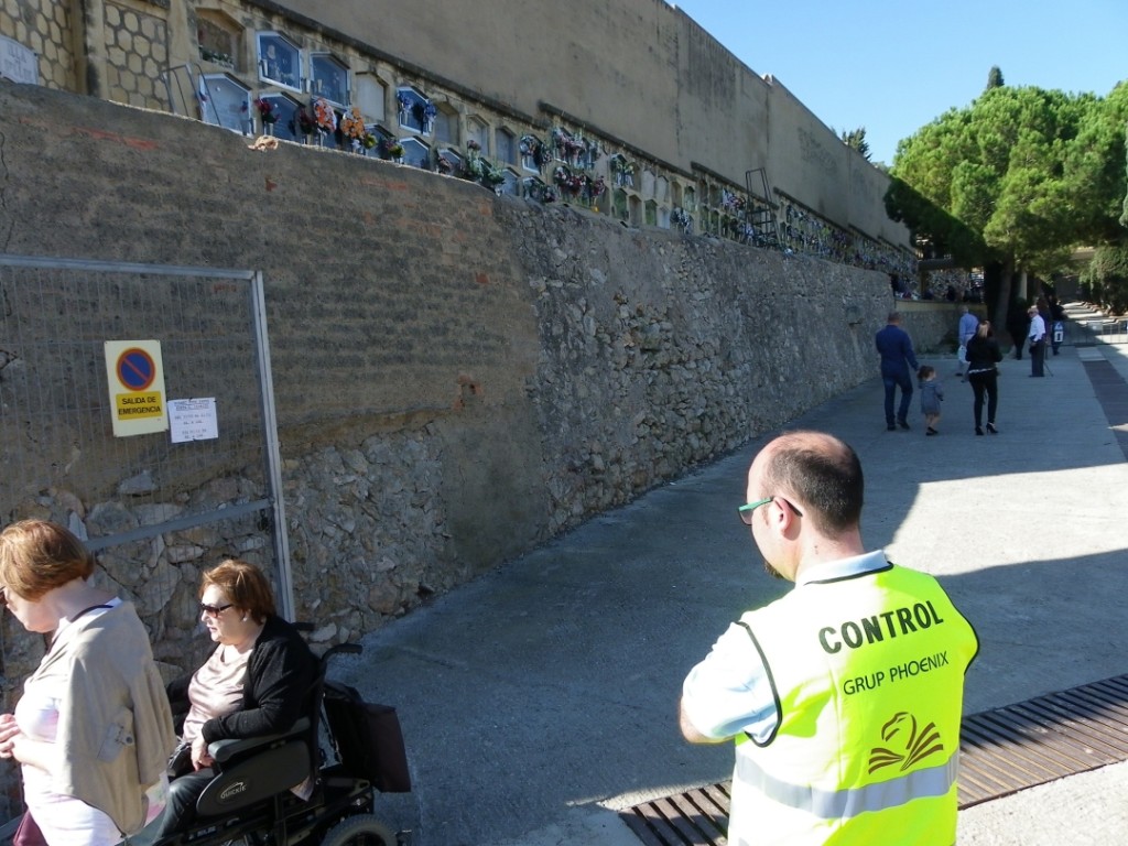 Un control evita que entrin cotxes per l'entrada del camí del Llorito, oberta avui. Foto: Romà Rofes / Tarragona21.cat