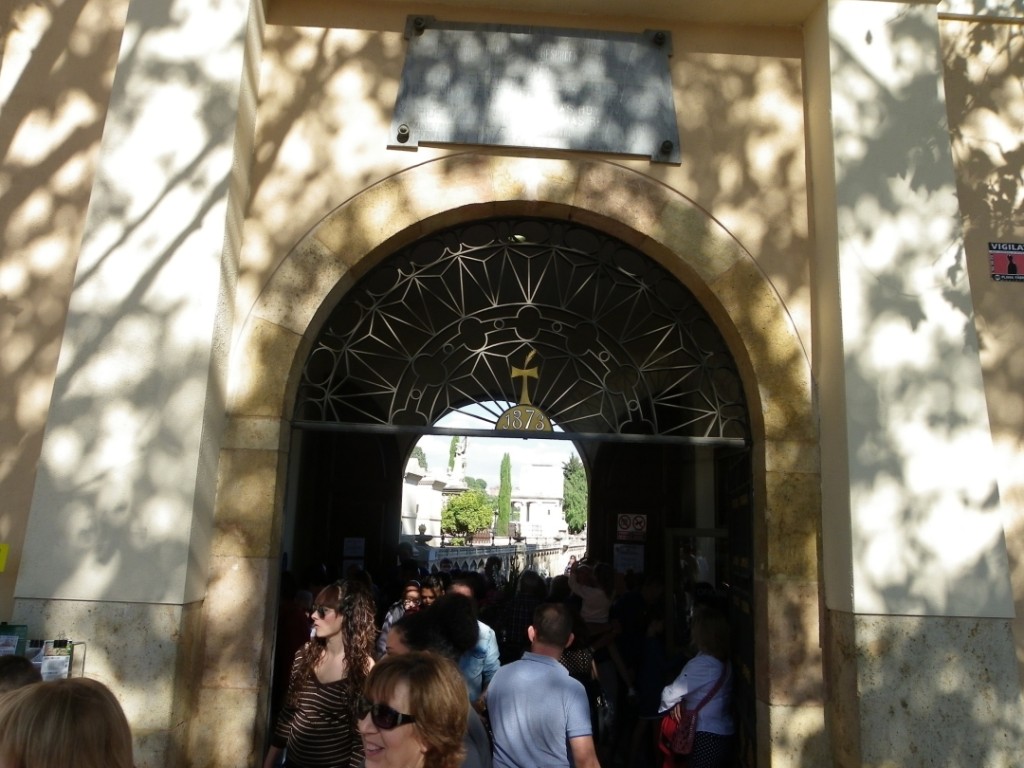 L'entrada principal del cementiri, plena de gent. Foto: Romà Rofes / Tarragona21.cat