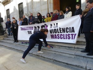 Un moment de la concentració celebrada davant l'Ajuntament. Foto: Tarragona21