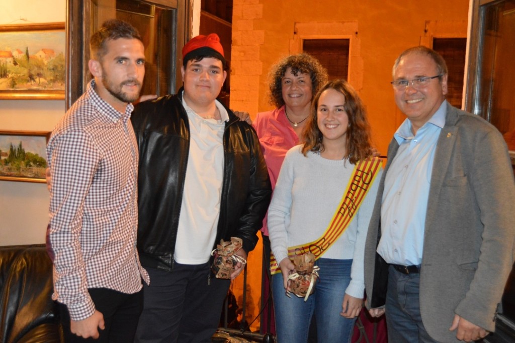 Alberto Benito, amb l'hereu i la pubilla, l'alcalde i la regidora de Cultura i Festes. Foto: Tarragona21