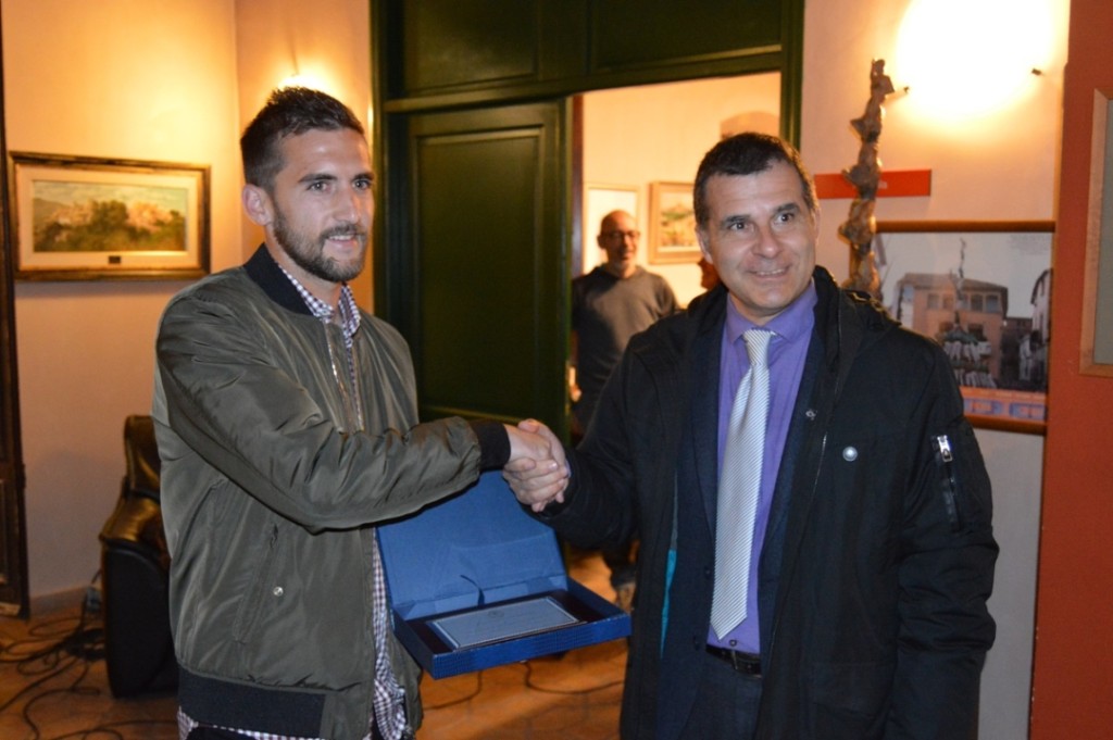 Rebent el reconeixement de mans del regidor d'Esports, Jaume Sànchez. Foto: Tarragona21