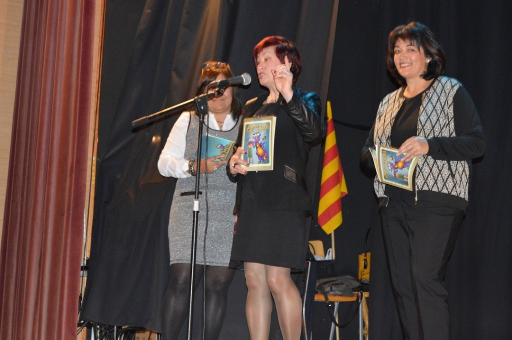 Dolors Botines, dirigint-se al públic, i María Juncal, a la dreta de la imatge. Foto: Tarragona21