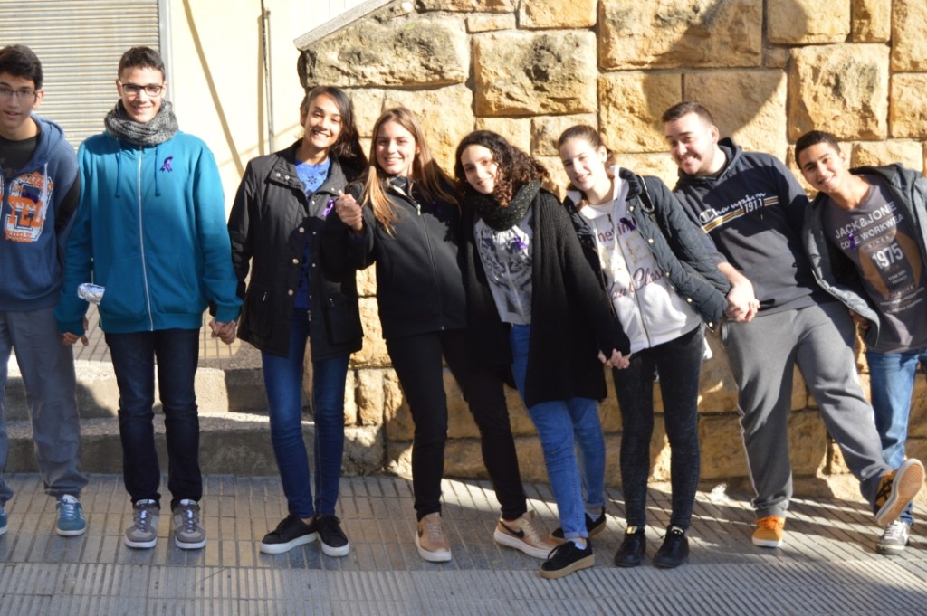 Un grup de joves de l'institut, formant la cadena. Foto: Tarragona21