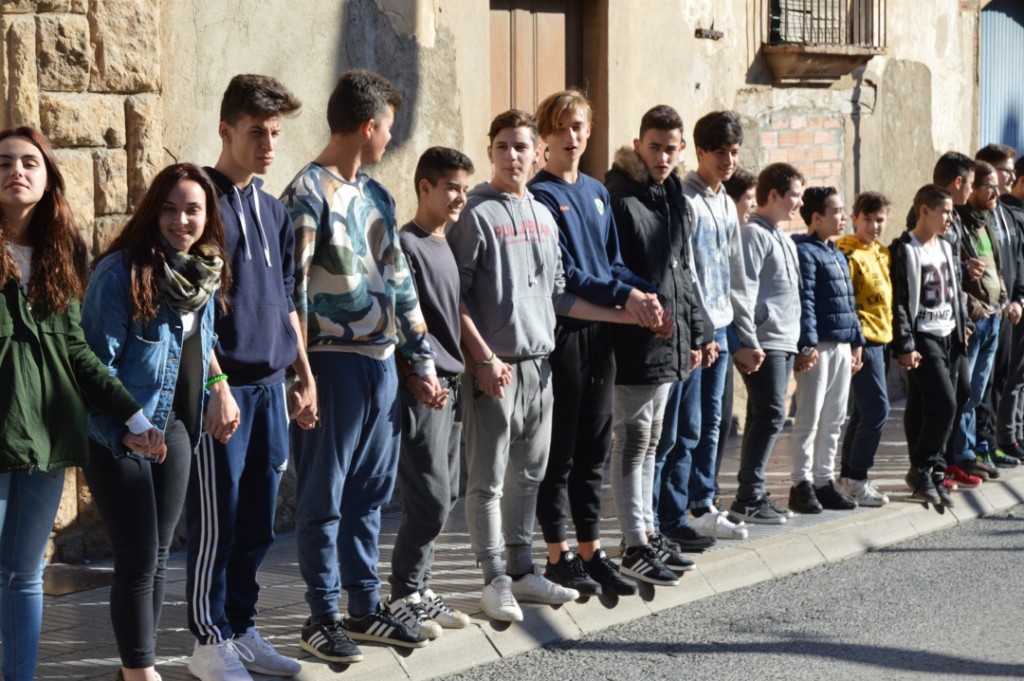 Un grup de nois, durant la protesta. Foto: Tarragona21