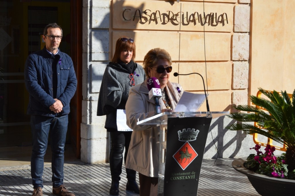Maria Lluïsa Torrents, llegint el manifest de la jornada. Foto: Tarragona21