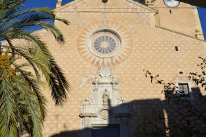 Façana de l'església de Sant Fèlix, Màrtir, amb les evidents mostres de les esquerdes. Foto: Tarragona21