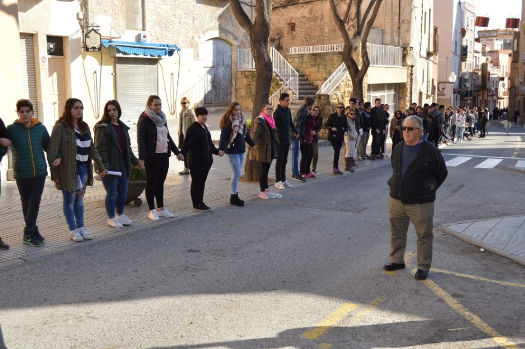 Un moment de la cadena humana a prop de l'Ajuntament. Foto: Tarragona21
