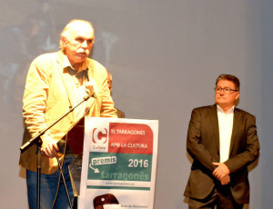 Eudald Carbonell, junt al president del Consell Comarcal, durant la recepció del premi