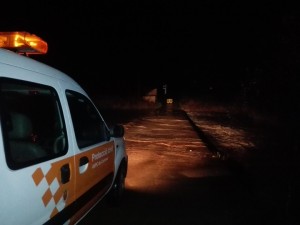 Un vehicle de Proteció Civil circulant prop d'una riera catalana, aquesta nit. Foto: Protecció Civil