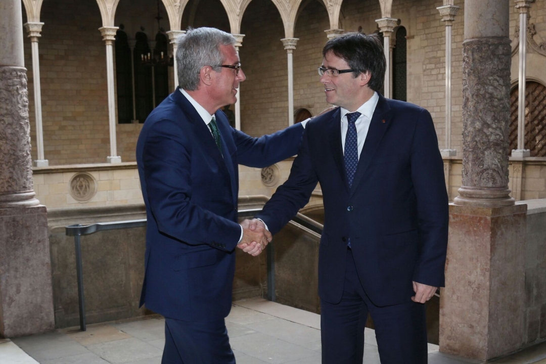 L'alcalde de Tarragona, Josep Fèlix Ballesteros i el president de la Generalitat, Carles Puigdemont, se saluden abans de començar la reunió. Foto: Cedida