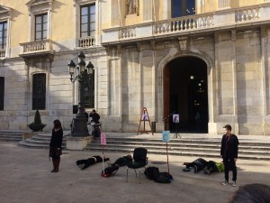 Un moment de l'acció reivindicativa celebrada a la plaça de la Font