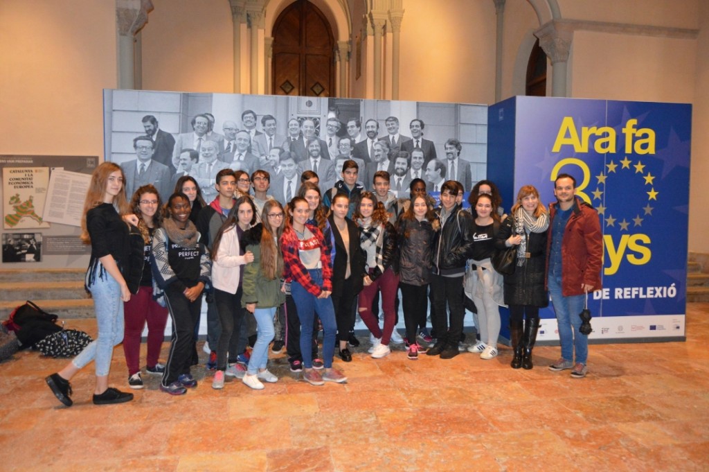Un grup d'estudiants de la UE, avui a l'exposició dels 30 anys de l'entrada d'Espanya a la UE. Foto: Tarragona21