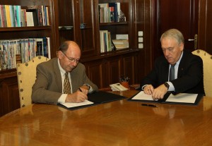 El president de la Diputació, Josep Poblet, i el secretari de l'entitat, Antonio García, signant l'acord