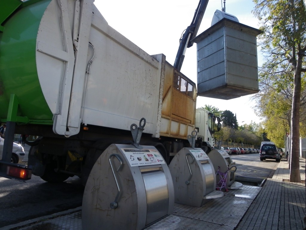 Imatge d'arxiu d'un camió buidant contenidors soterrats a Tarragona. Foto: Romà Rofes / Tarragona21.cat