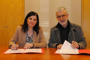 Lla regidora d’Ensenyament, Manuela Moya i el director del Programa APQUA i representant de la Fundació URV, Carles Lozano