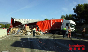 Image del camió accidentat. Foto: Bombers
