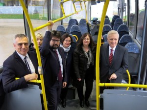 L'alcaldessa de Cambrils, amb el sercretari de Mobilitat, avui en un dels autobusos de la línia