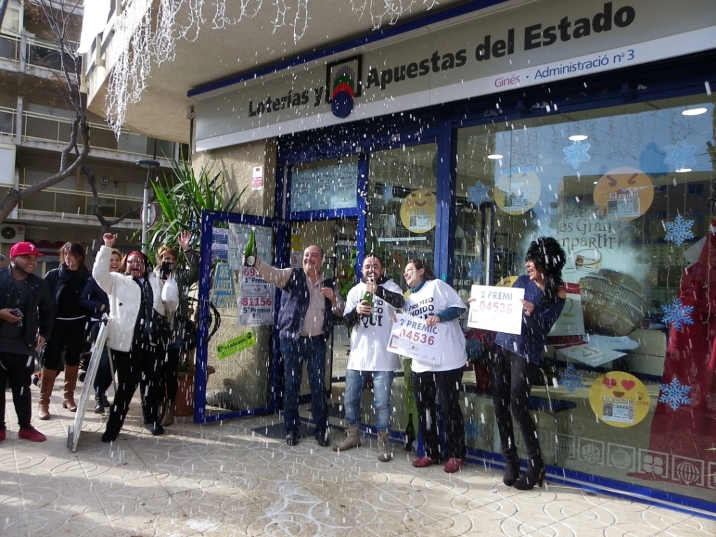 Els treballadors de l'administració de loteria Ginés de Salou obren ampolles de cava. Foto: Romà Rofes / Tarragona21.cat