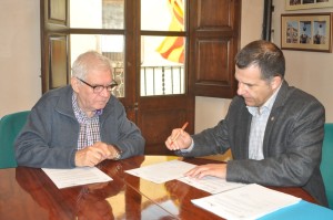 El regidor i el representant empresarial, signant l'acord