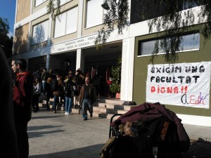 Pancarta de protesta dels estudiants d'Educació i Psicologia