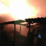 Un incendi calcina completament una casa de fusta de 100m2 al Creixell