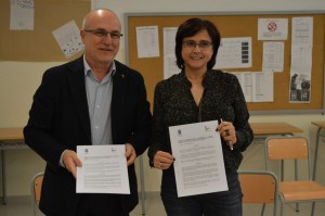 L'alcalde, amb la corodinadora del projecte, firmant el conveni. Foto: Tarragona21