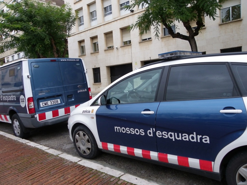 Vehicles dels Mossos d'Esquadra avui davant dels Jutjats de Tarragona. Foto: Romà Rofes / Tarragona21.cat