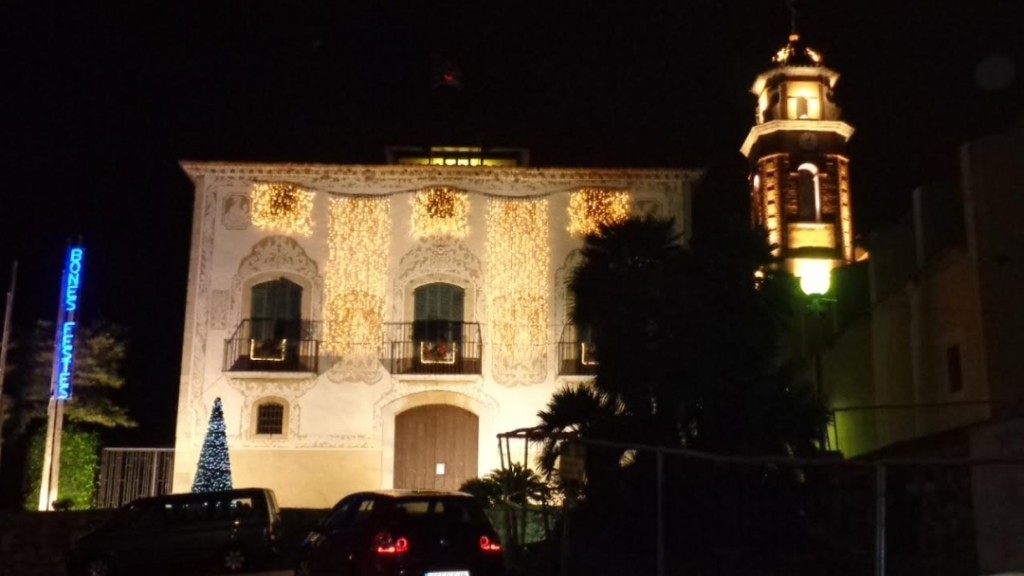 La façana de l'Ajuntament, il·luminada pel Nadal. Foto: Cedida