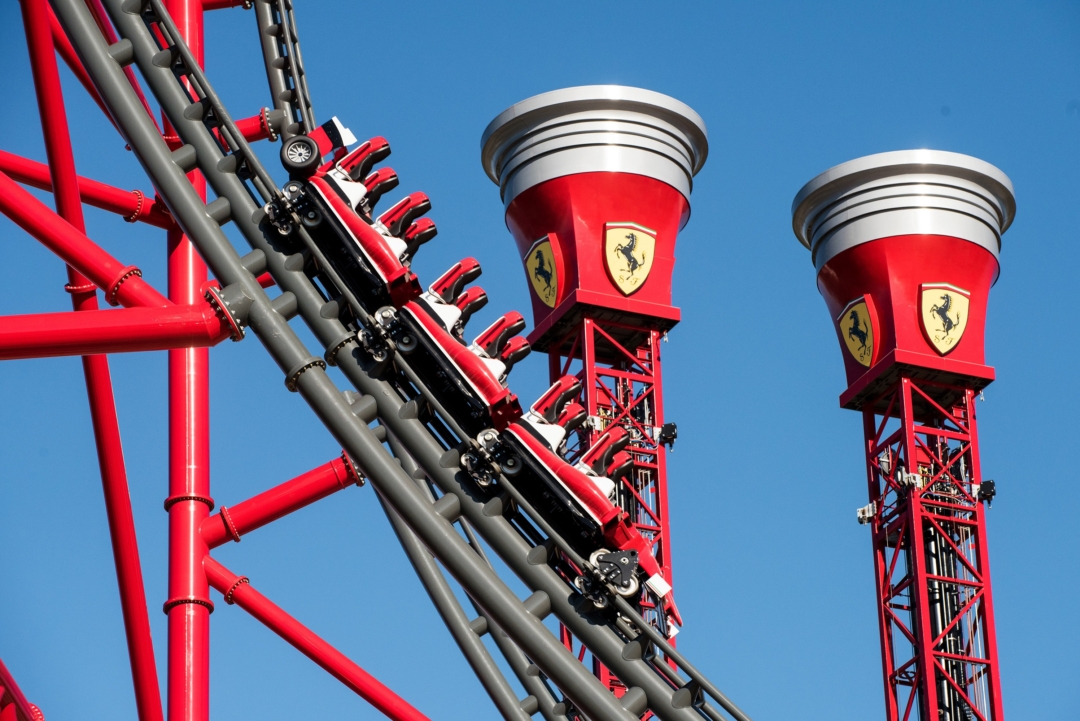 Detall de l'Accelerador Vertical, l'atracció principal del nou parc Ferrari Land. Foto: Cedida