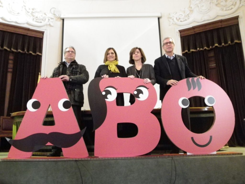 La directora del Banc de Sang i Teixits de Tarragona, Virginia Callao i l'alcalde de Tarragona, Josep Fèlix Ballesteros (els dos a la dreta), durant la presentació de la Marató de Donants. Foto: Romà Rofes / Tarragona21.cat