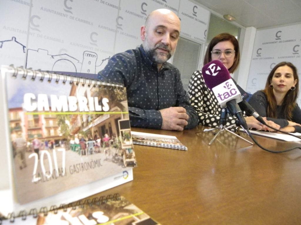 Angel Pérez, representant de l'Associació de Restauradors de Cambrils; Mercè Dalmau, regidora de Turisme i Ana López, regidora de Promoció Econòmica, amb el calendari en primer pla. Foto: Romà Rofes / Tarragona21.cat