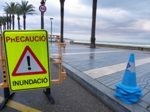 Cartell d'advertència per inundacions a Cambrils. Foto: Romà Rofes / Tarragona21.cat