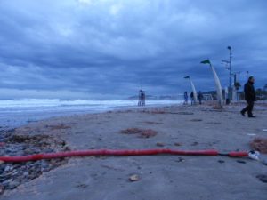Les ones han arrancat cables soterrats del passeig de la platja de la Pineda. Foto: Romà Rofes / Tarragona21.cat