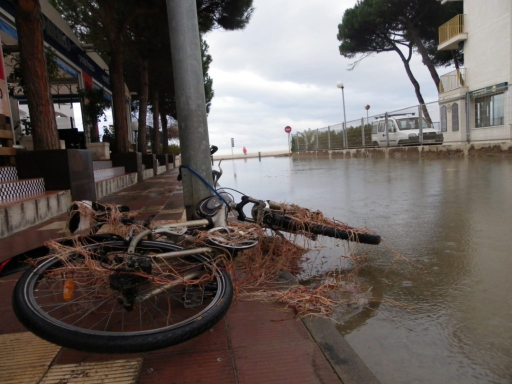 L'aigua ha fet caure una bicicleta i l'ha cobert de restes. Foto: Romà Rofes / Tarragona21.cat