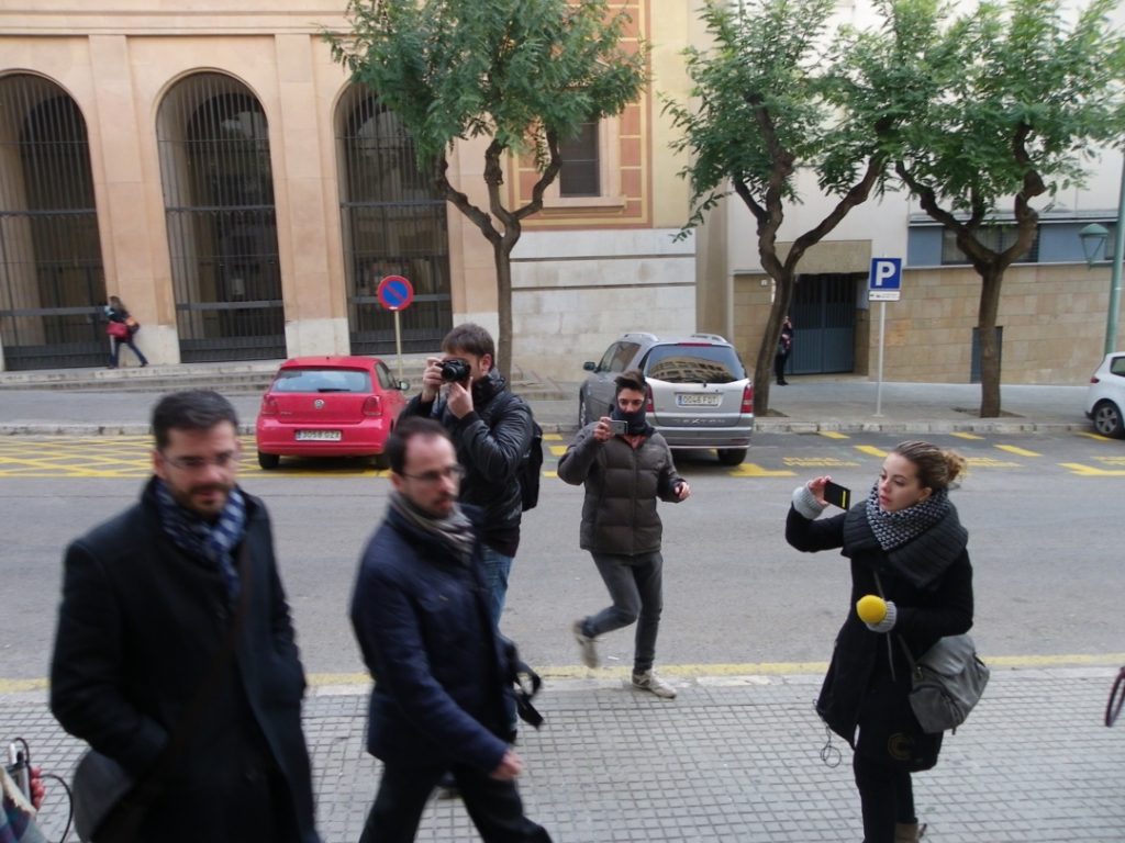 Gustavo Cuadrado, l'excap de gabinet de l'alcalde, Josep Fèlix Ballesteros, a l'entrada dels Jutjats. Foto: Romà Rofes / Tarragona21.cat