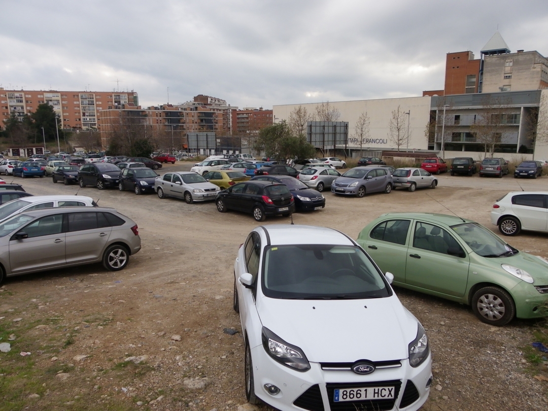 Un dels solars adjacent a l'Hospital Joan XXIII que funciona com a aparcament no regulat. Foto: Romà Rofes / Tarragona21.cat