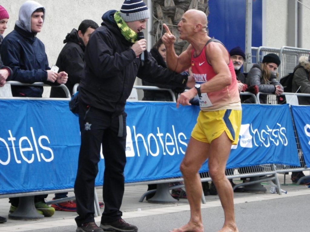 L'alemany de 66 anys Johann Kauk ha fet gairebé tot el recorregut de la marató descalç. Foto: Romà Rofes / Tarragona21.cat