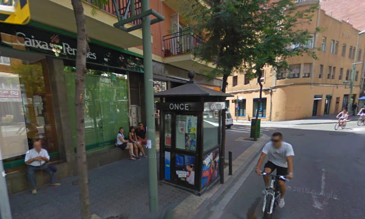 La caseta de l'ONCE on es va produir el furt, a l'avinguda Ramón y Caja. Foto: Google