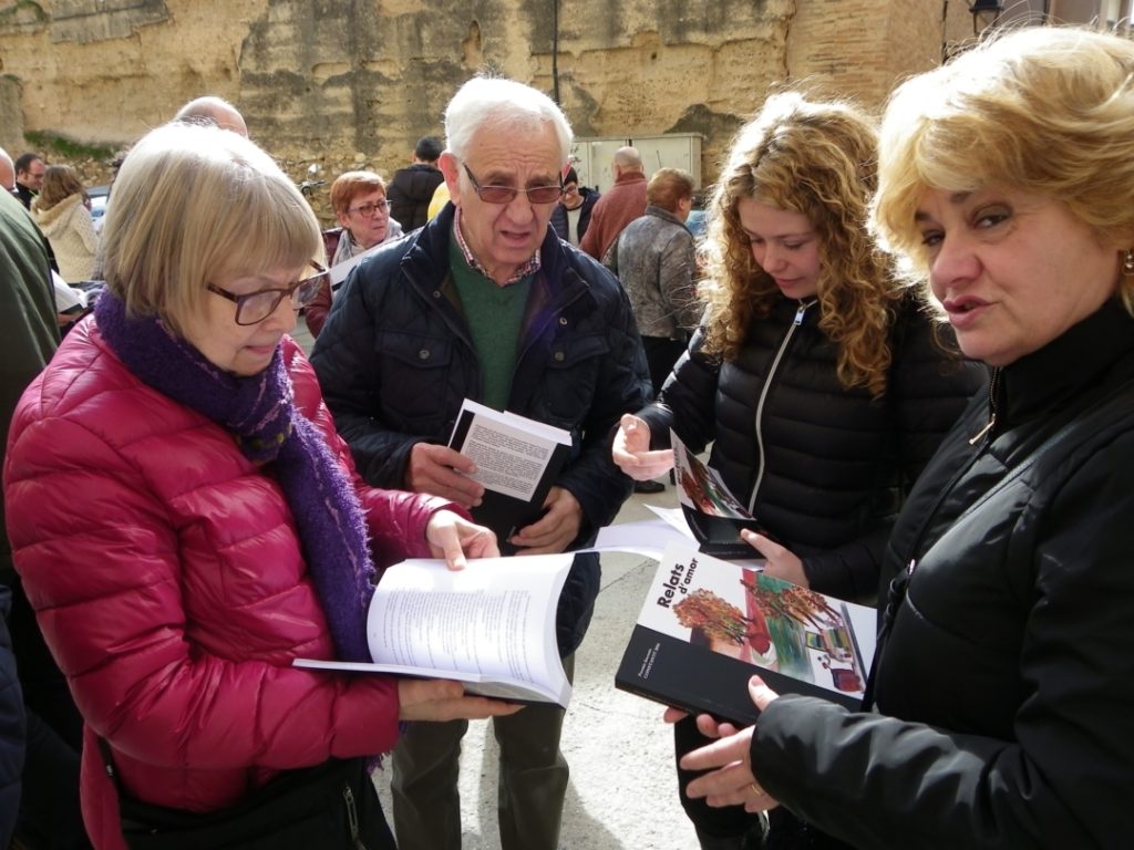 Assistents a l'entrega dels premis fullejant el llibre a la sortida. Foto: Romà Rofes / Tarragona21.cat
