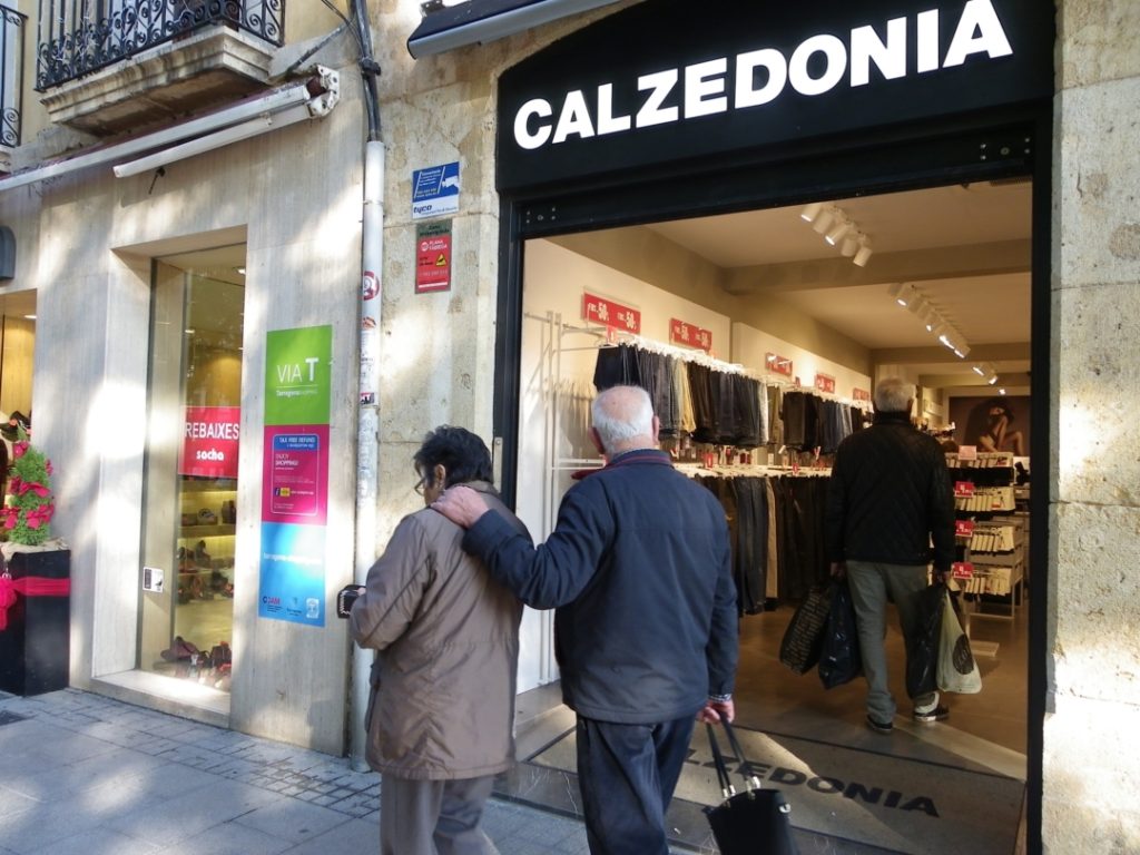 Clients davant la botiga de Calzedonia a la Rambla Nova. Foto: Romà Rofes / Tarragona21.cat